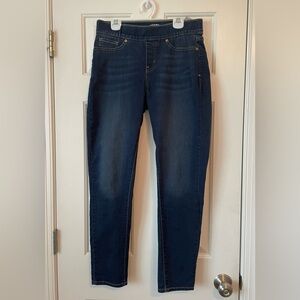 Levi Signature totally shaping pull on skinny jeans. Size 8M.